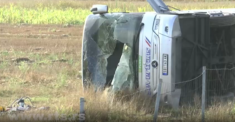 Jedna osoba poginula, 25 povrijeđeno u prevrtanju autobusa kod Leskovca
